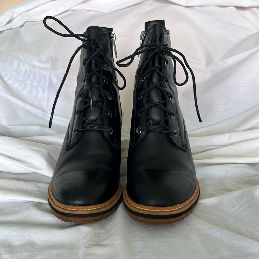 Timberland size 7 women’s black leather lace up boots